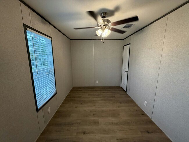 Building Photo - 204 Lakeside Garden Cir