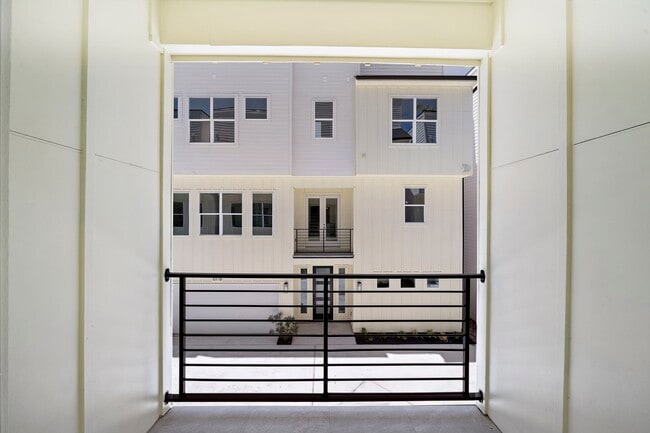 Building Photo - 1015 W 24th St