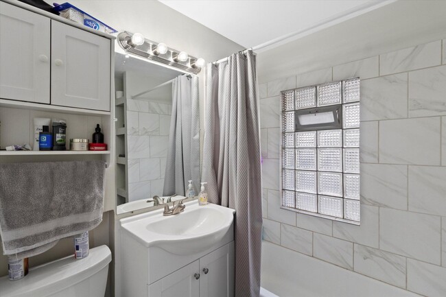 Full Bath - 2462 S Howell Ave