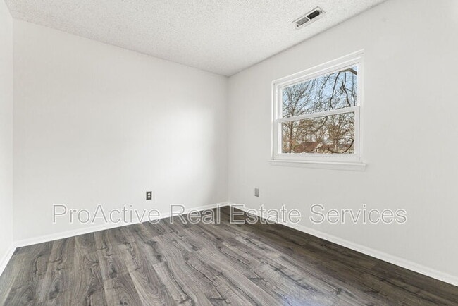 Building Photo - 5761 Luck Ln