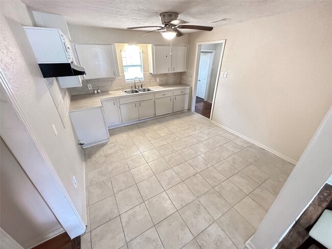 Building Photo - 4818 Caplin St