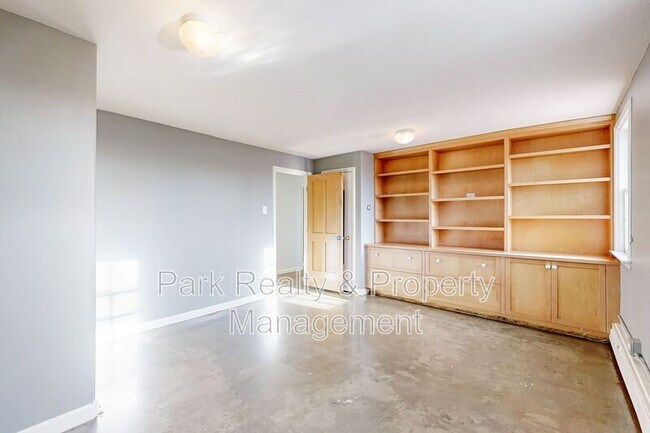 Building Photo - 1301 W Dakota Ave