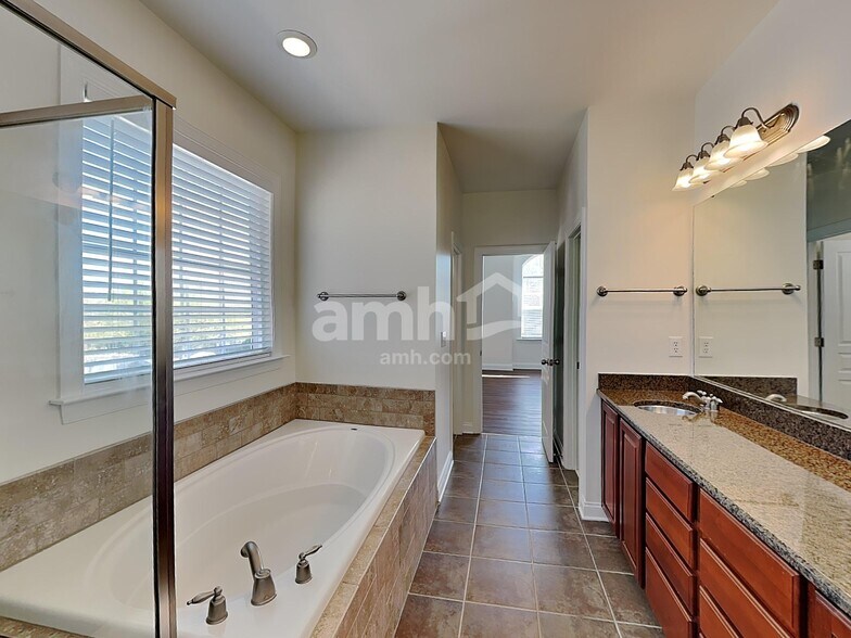 Building Photo - 8100 Lynwood Square