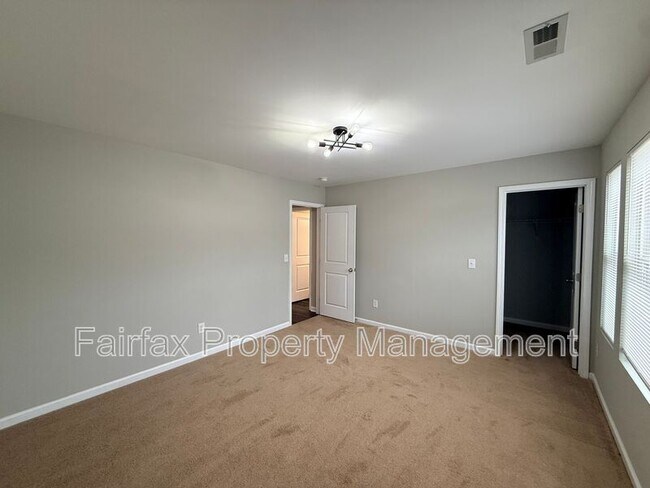 Building Photo - 127 Rosebud Ln