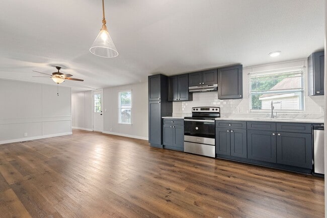 Building Photo - 3 bed 2 bath