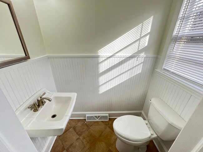 Building Photo - 1920 Eastway Dr