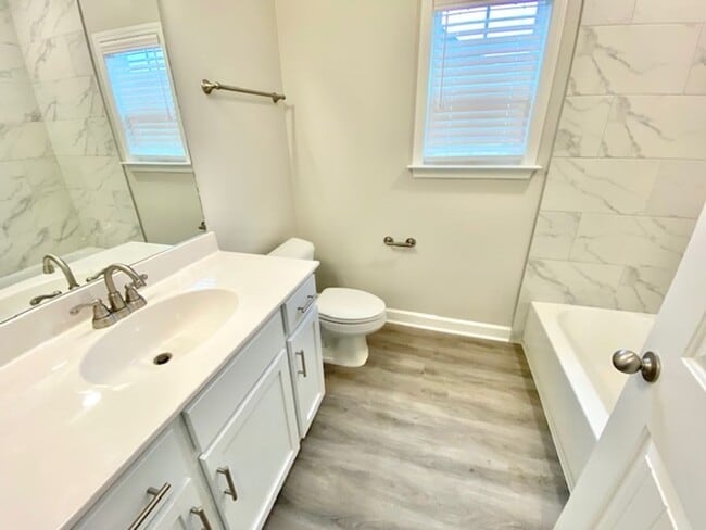 Building Photo - LakesideCv5441