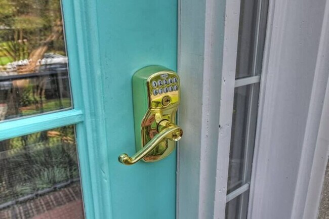 Building Photo - 518 Lamar Ave