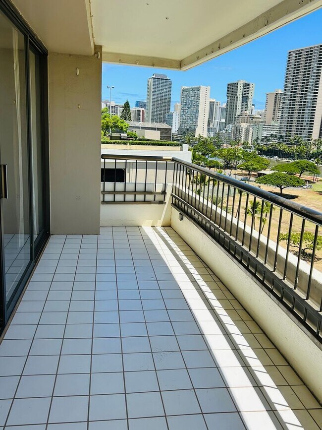 Building Photo - 2333 Kapiolani Blvd