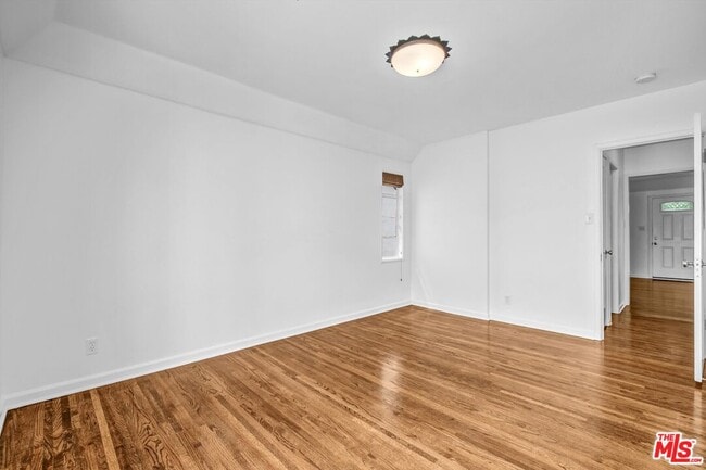 Building Photo - 350 S Roxbury Dr