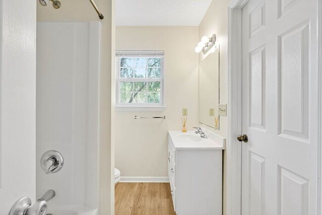 Building Photo - 3 BR/ End UNIT/ FIRE PLACE! Cozy townhouse...