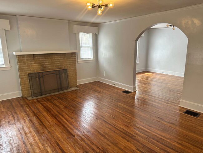 Building Photo - Beautiful Two Bedroom Home in Wesley Heigh...