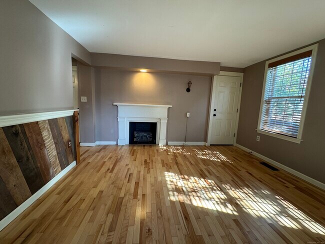 Building Photo - 158 College St