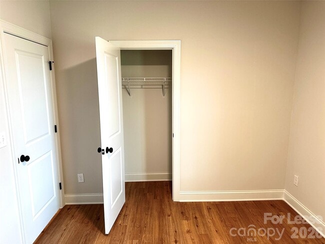 Building Photo - 525 N Linwood Ave