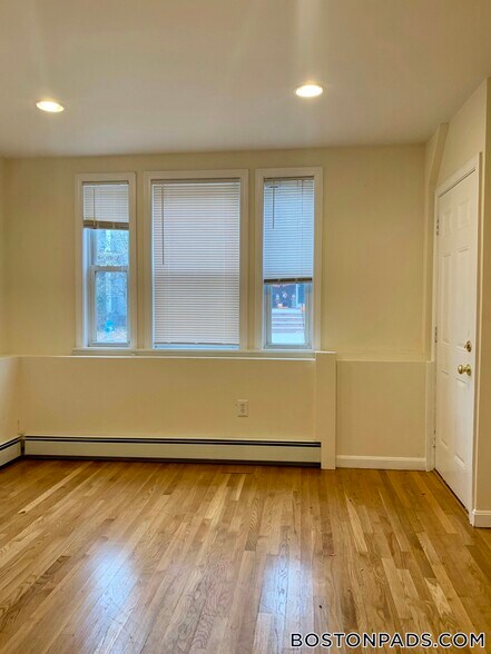 Building Photo - 20 Magoun St