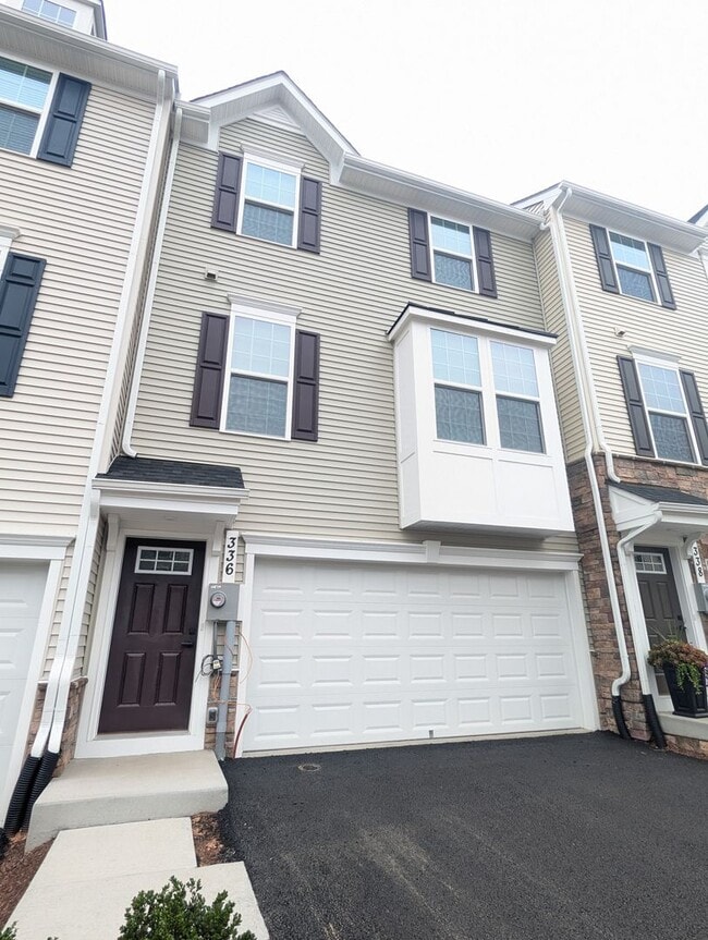 Building Photo - New Build (never lived in) townhouse avail...