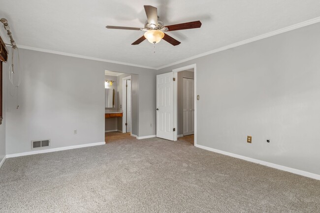 Building Photo - Spacious 4 Bed 2.5 Bath Home Located in North Hills School District - Available September 1st!