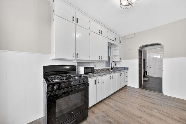 Building Photo - SECTION 8 WELCOME – 3BR Home with Covered Front Porch | $1,700