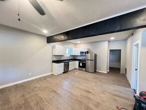 Building Photo - Newly Renovated 2 Bed, 2 Bath Duplex – Pet Friendly!