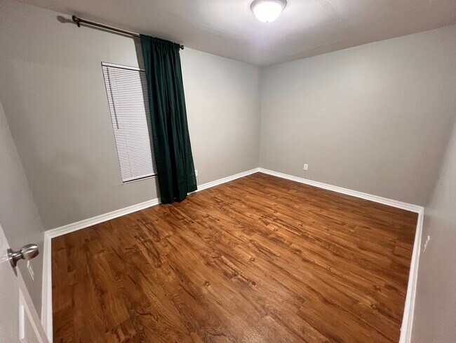 Building Photo - 6127 E Clay St