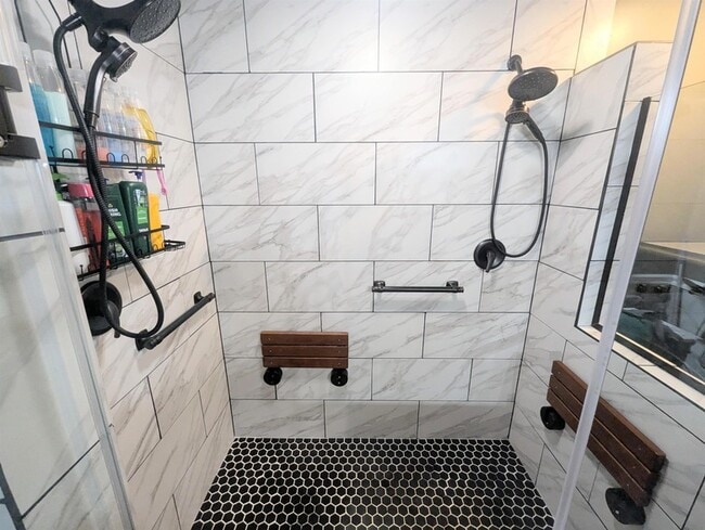 Building Photo - 43 Crestwood Dr