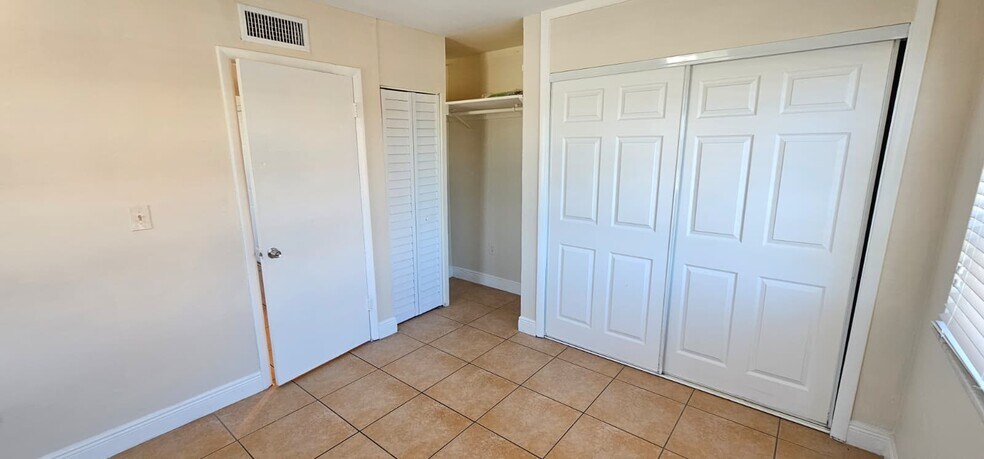 Building Photo - 1851 NE 168th St