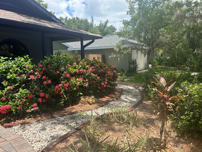 Building Photo - 4137 Woodview Dr