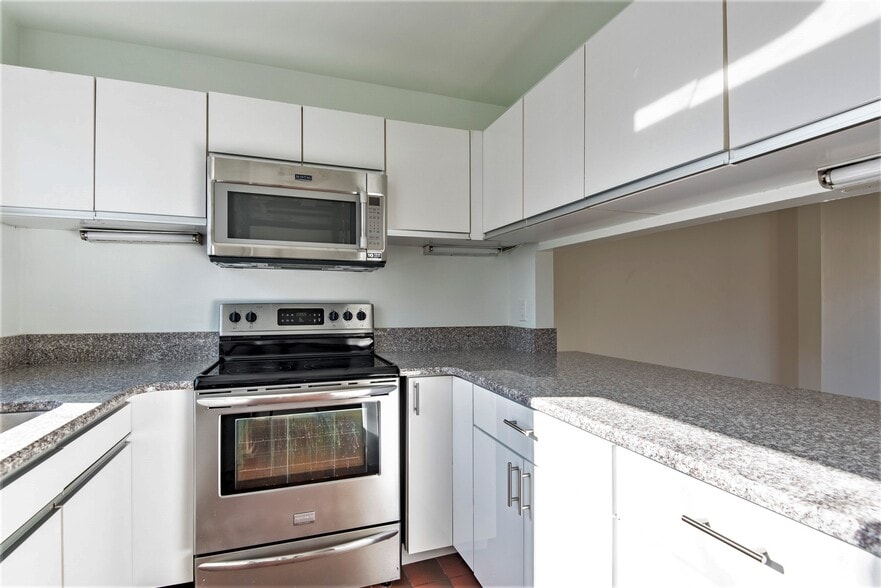 Building Photo - 327 Monroe St