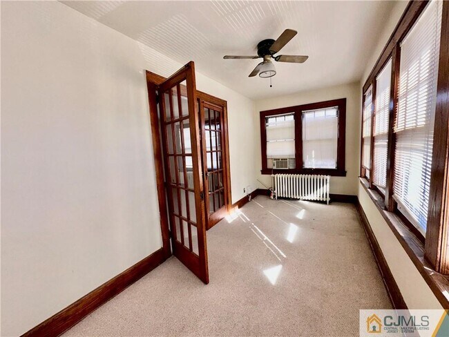 Building Photo - 560 Spruce Ave