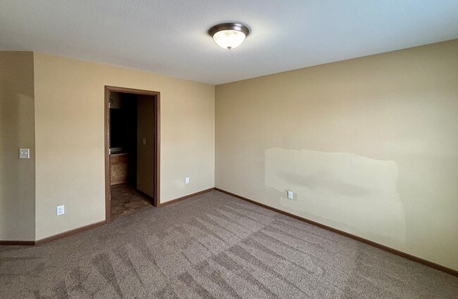 Building Photo - Spacious 4 Bed / 2.5 Bath in Quiet Neighborhood