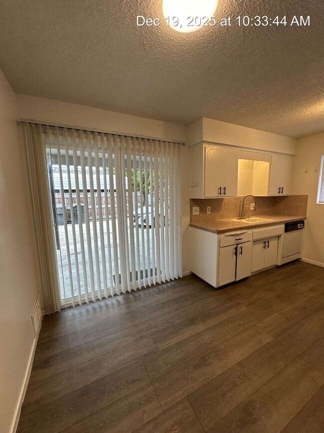 Building Photo - 3811