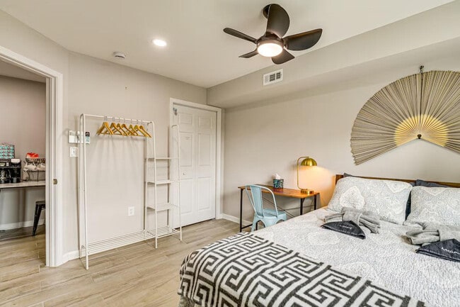 Building Photo - 6604 Oak St