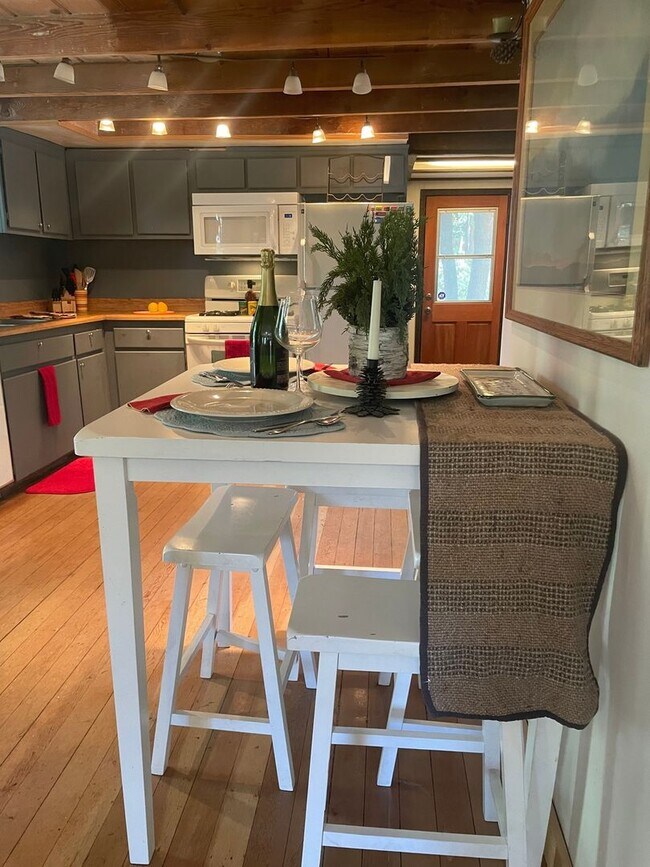 Building Photo - Lovely Home: 2BR+Bonus at Cul-De-Sac in Gr...