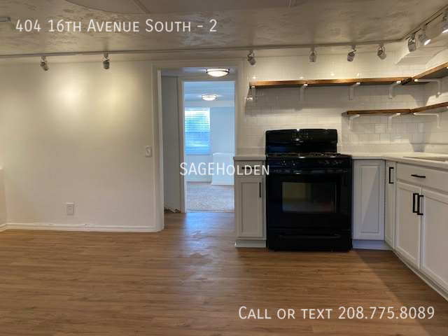 Building Photo - 404 16th Ave S