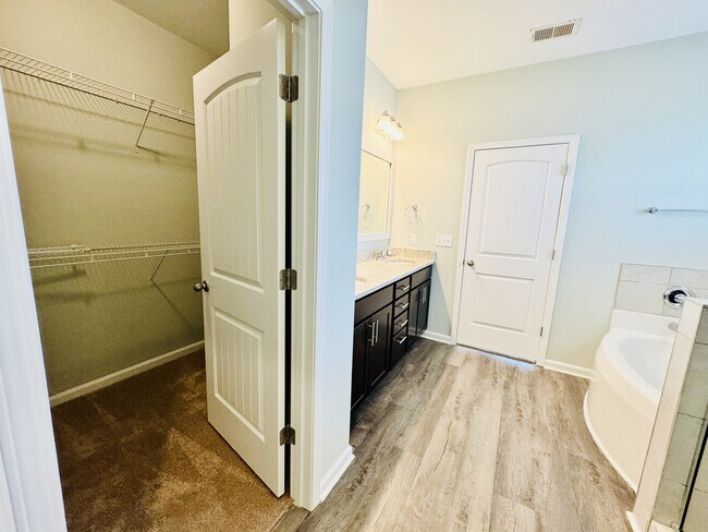 Building Photo - 464 Honeyhill Lp