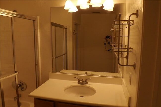 Building Photo - 15 Tulare Dr