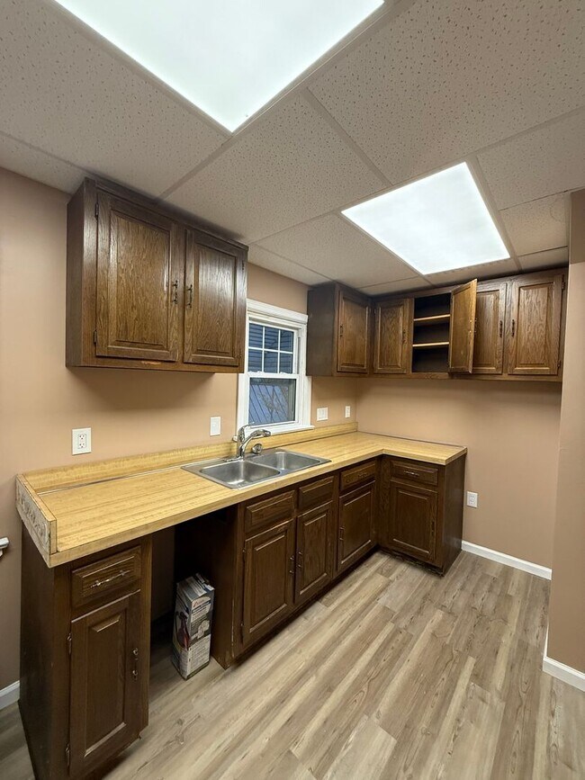 Building Photo - Lee/Harvard 3 Bedroom Single water/sewer i...