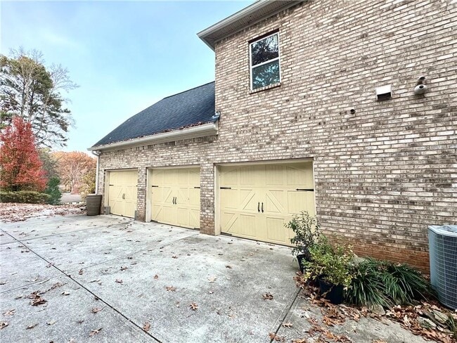 Building Photo - 3232 Brookview Rd