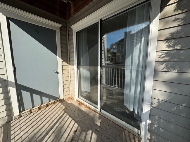 Building Photo - Spacious 3 Bed 3 Bath Condo With Balcony I...