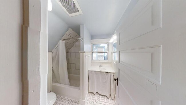 Building Photo - 564 S Ashley St