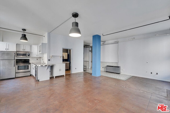Building Photo - 215 W 7th St
