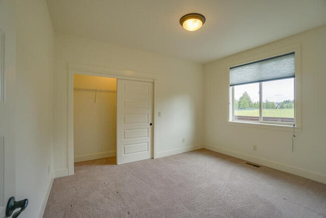 Building Photo - NEWER THREE BEDROOM IN CUL-DE-SAC