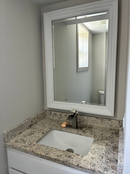 Building Photo - 528 N Royal Ave