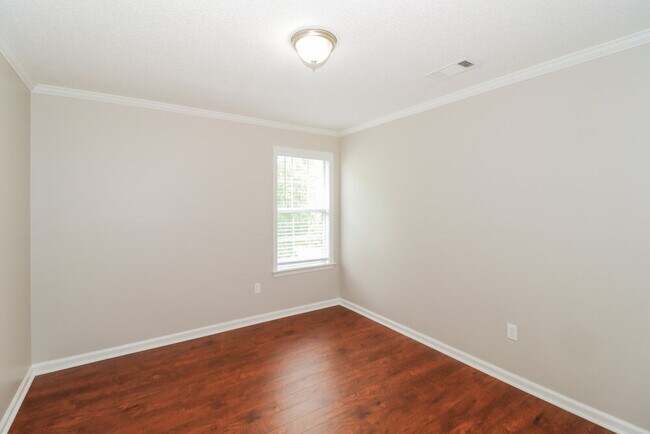 Building Photo - 10076 Woodland Grove Dr