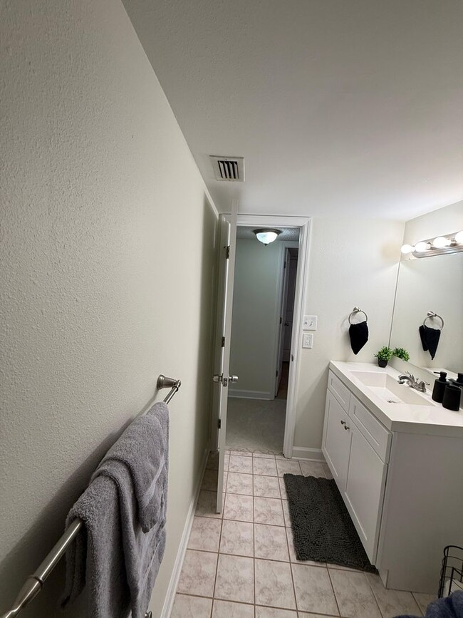 Building Photo - Furnished first floor Brand new renovated apartment