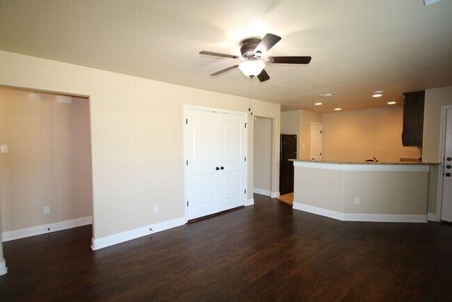 Building Photo - Move In Ready | 3BR/2BA Weatherford Town Home with Granite Countertops, Luxury Plank Floors & App...