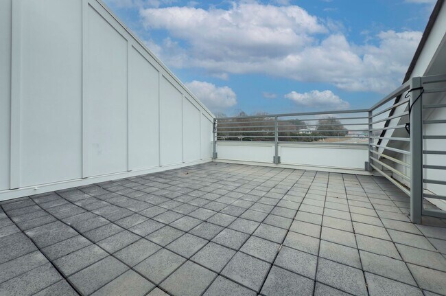 Building Photo - 2737 Shenandoah Ave