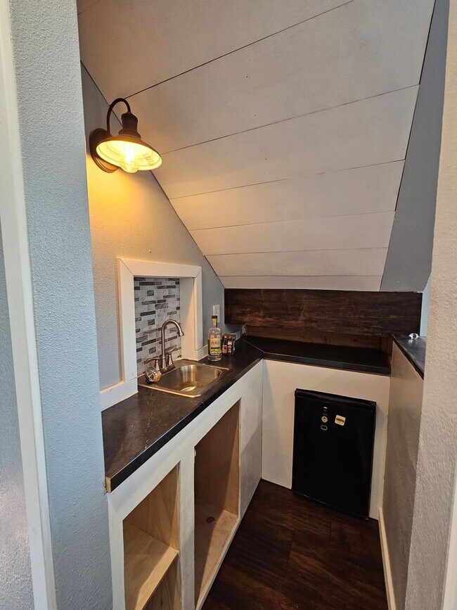 Building Photo - 3 BED | 3 BATH | SPLIT FOYER HOME | GARAGE