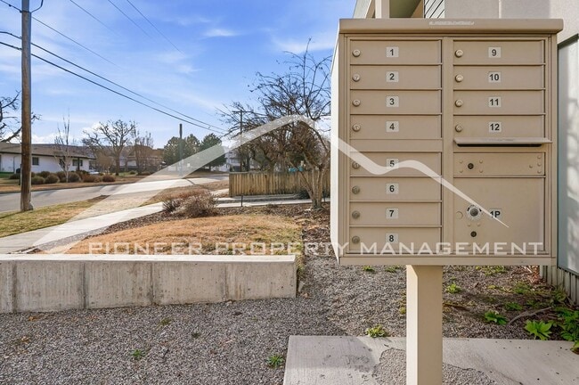 Building Photo - Gorgeous Townhome with Central AC and Rooftop Deck