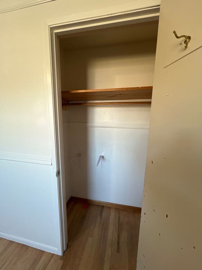 Building Photo - 55th Ave 3+ bedroom with attached oversized 1 car garage